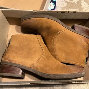 Dansko Tan Leather Ankle Boots. Women’s size 8 (38). Zips in the back. Very nice